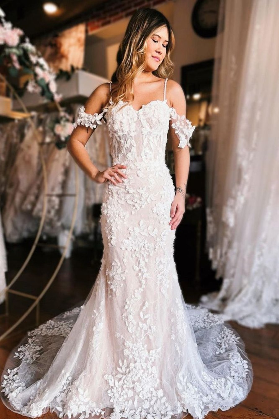 Homrain Cold Shoulder Long Train Mermaid Wedding Dress With Appliques | Lace Wedding Dresses