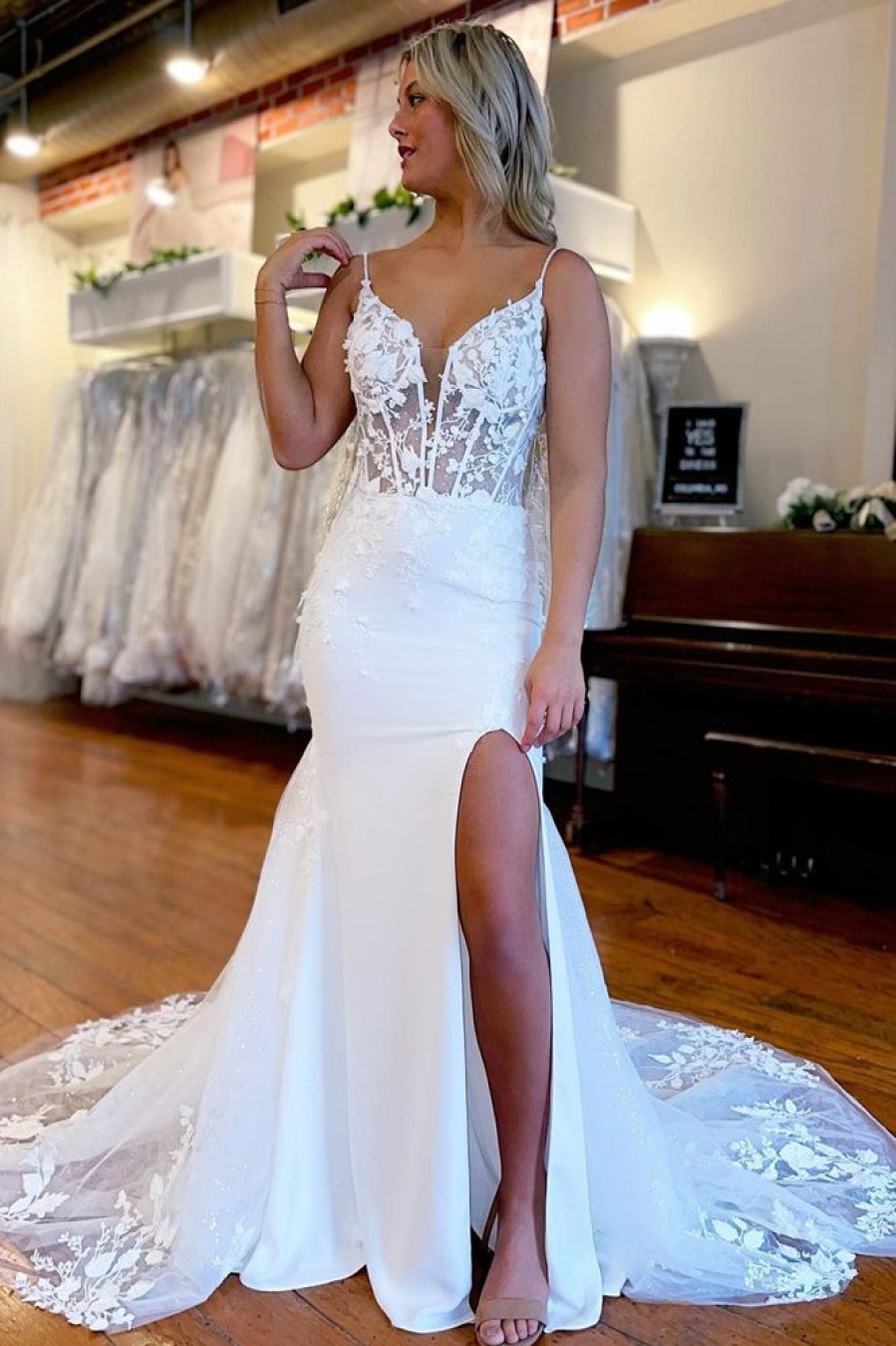 Homrain Spaghetti Straps High Slit Mermaid Wedding Dress With Appliques | Beach Wedding Dresses