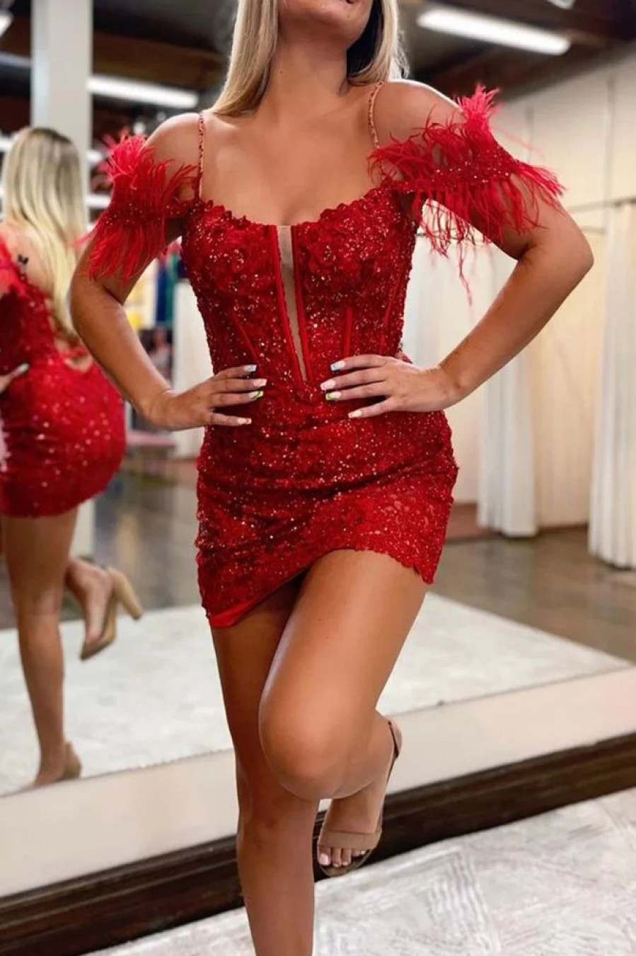 Homrain Sparkly Lace Tight Short Homecoming Dress With Detachable Feathers | Red Hoco Dresses