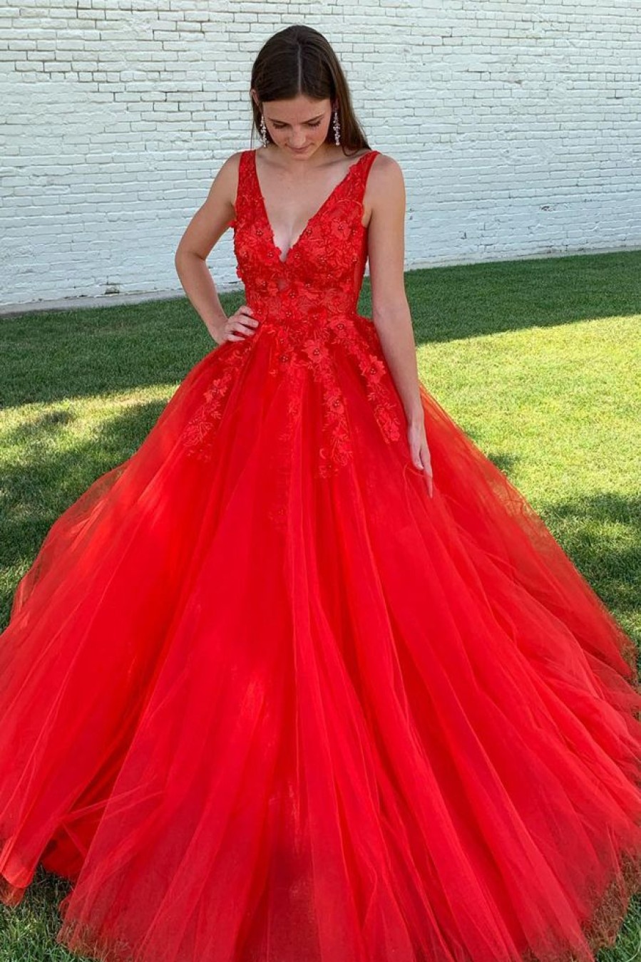 Homrain A-Line V-Neck Long Prom Dress With Appliques | Red Prom Dresses