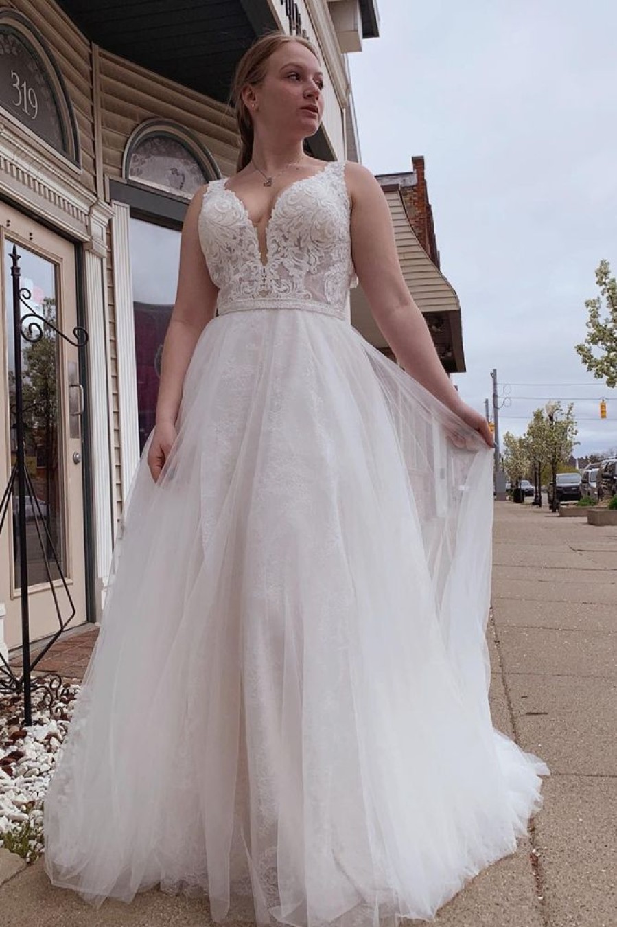 Homrain A-Line Tulle Long Plus Size Wedding Dress With Beading | Plus Size Wedding Dresses