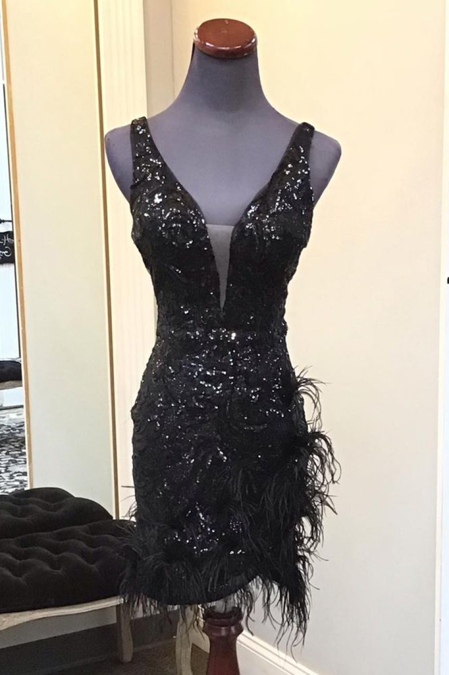 Homrain Sparkly Sequin V-Neck Backless Tight Short Homecoming Dress With Feathers | Black Hoco Dresses