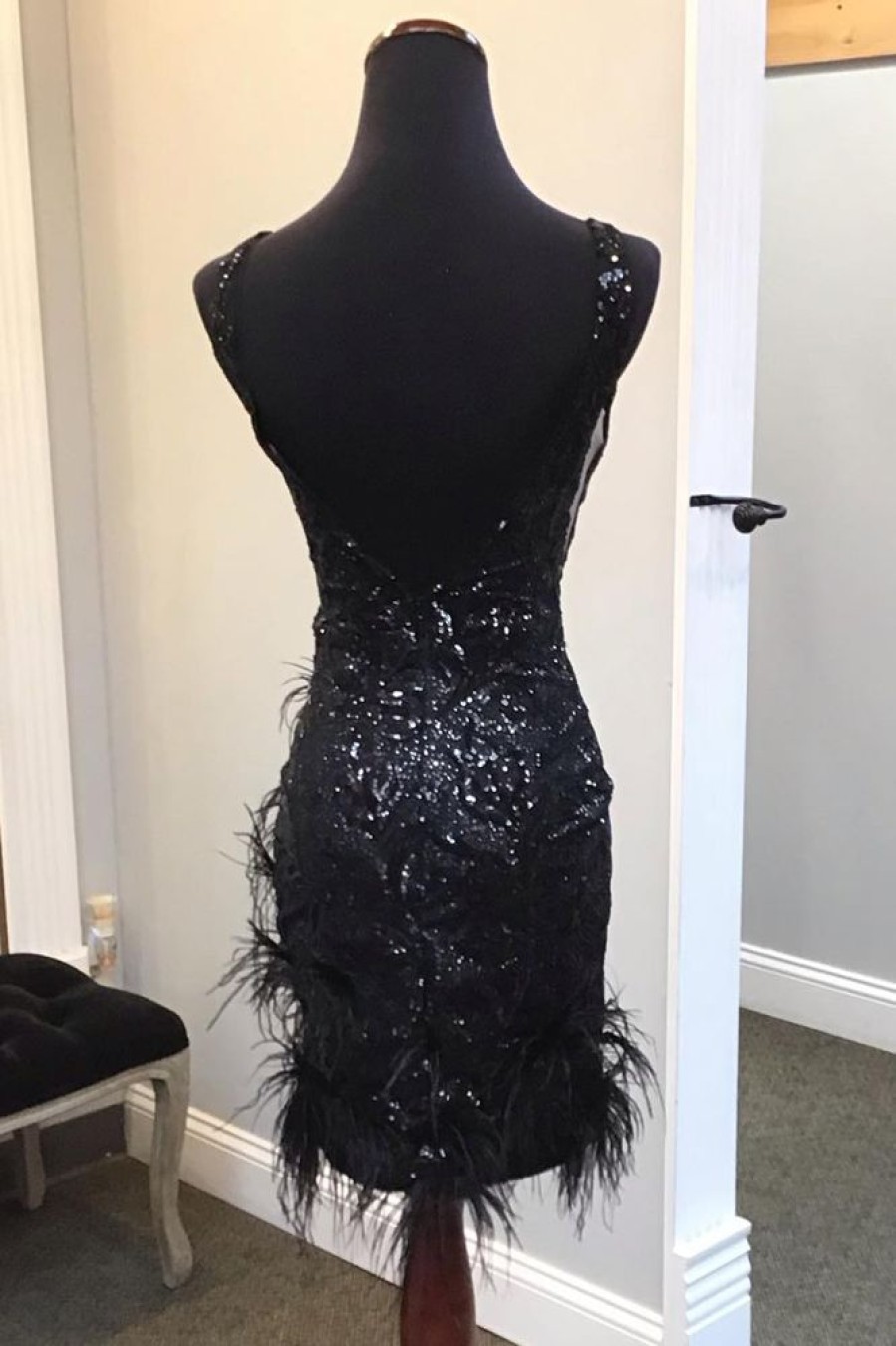 Homrain Sparkly Sequin V-Neck Backless Tight Short Homecoming Dress With Feathers | Black Hoco Dresses